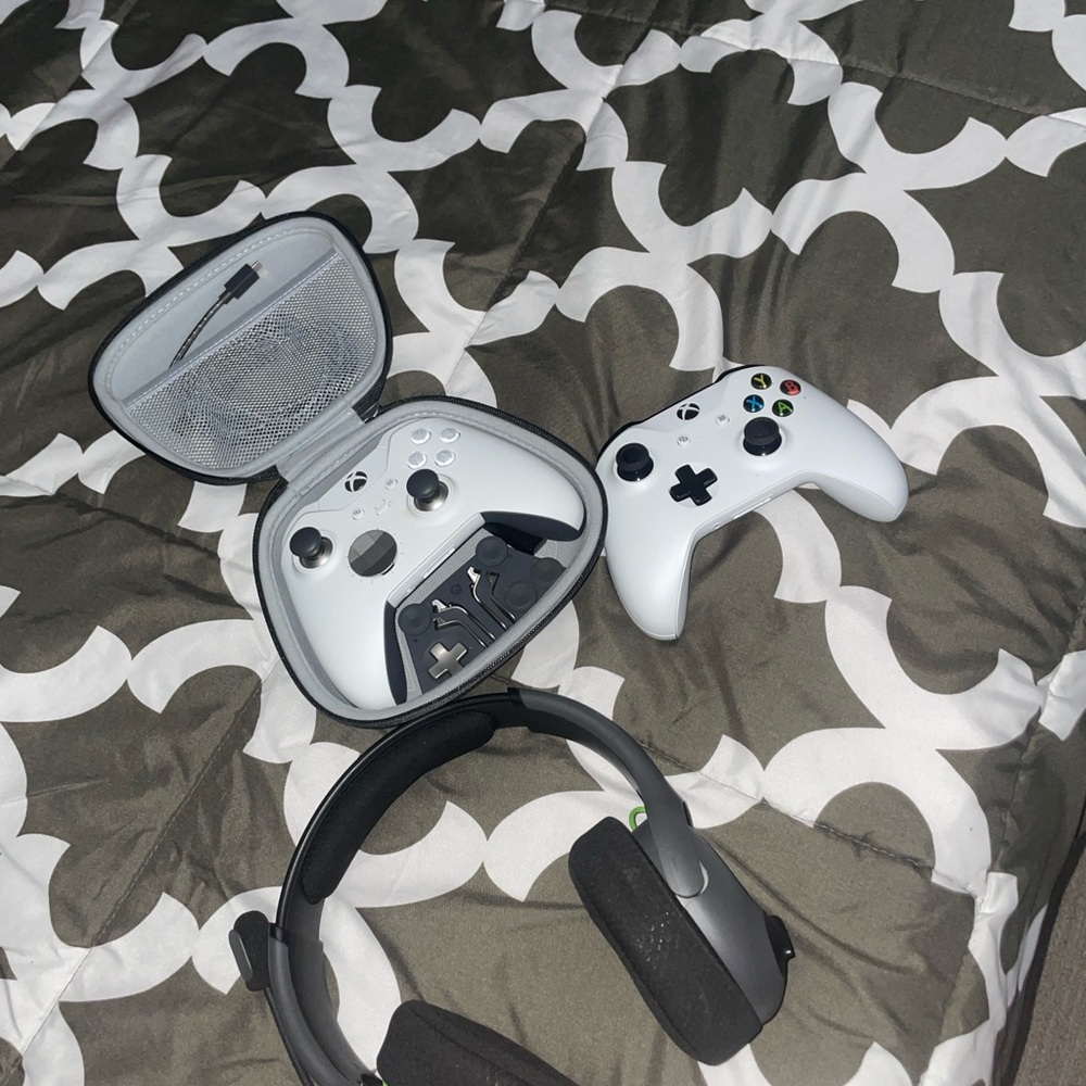 Xbox One S (white) barely sized great condition.